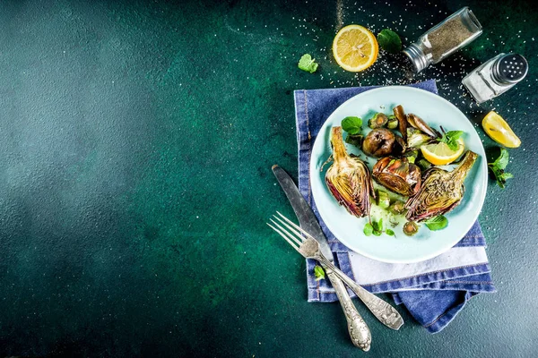 Gekookte Gebakken Artisjokken Alla Romana Gegrilde Artisjok Bloemen Met Olijfolie — Stockfoto