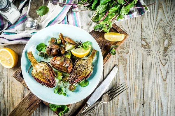 Pişmiş Pişmiş Enginar Alla Romana Zeytinyağı Limon Sarımsak Nane Baharatlar — Stok fotoğraf