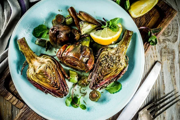 Alcachofa Cocida Allá Romana Flores Alcachofa Parrilla Con Aceite Oliva — Foto de Stock