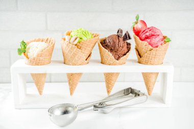 Renkli meyve ve berry, fındık, çikolata ve vanilyalı dondurma, taze meyve ve çilek, üstten görünüm Kopyala yer beyaz mermer arka plan ile gözleme Ice - cream koniler ile