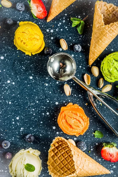 Färgglada Frukt Och Bär Nötter Choklad Och Vanilj Glass Med — Stockfoto