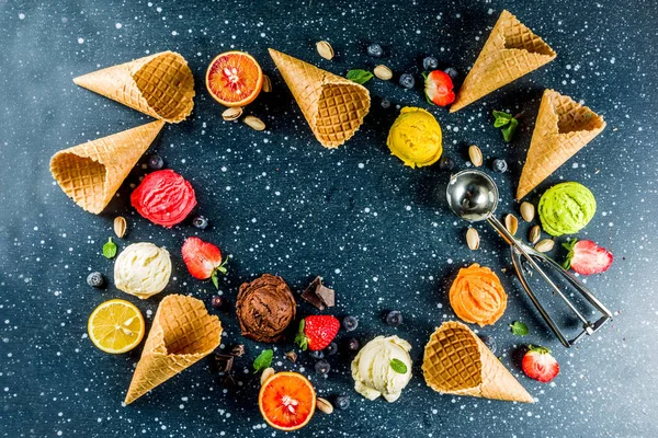 五颜六色的水果和浆果 巧克力和香草冰淇淋 与华夫饼冰淇淋锥 新鲜的水果和浆果 顶视图复制空间深蓝色背景 — 图库照片