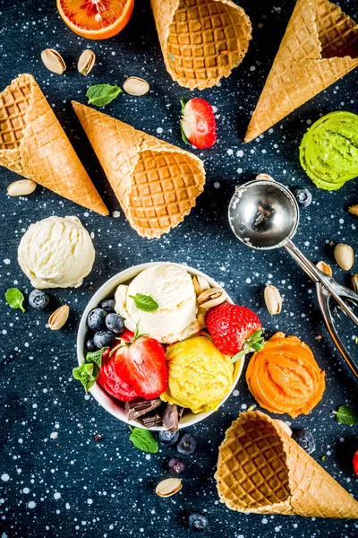 Frutas Bagas Coloridas Nozes Chocolate Sorvete Baunilha Com Cones Sorvete — Fotografia de Stock