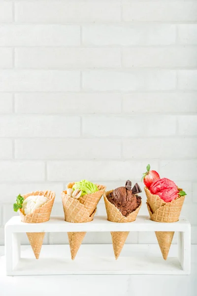 Helado Colorido Frutas Bayas Nueces Chocolate Vainilla Con Conos Helado —  Fotos de Stock