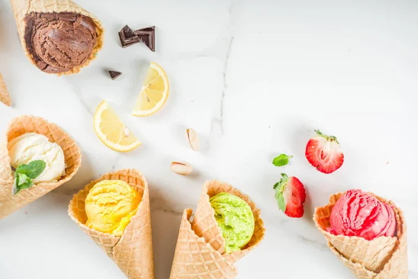 Frutas Bagas Coloridas Nozes Chocolate Sorvete Baunilha Com Cones Sorvete — Fotografia de Stock