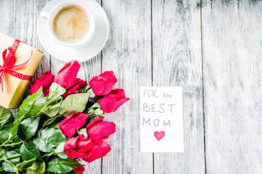 Anneler günü tebrik kırmızı gül çiçekler, en iyi anne ahşap takvim ve kahve kupa, ahşap arka plan kopya alanı için tebrik kartı ile arka plan kavramı