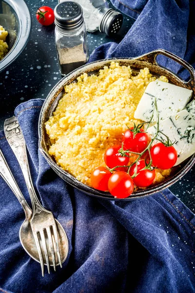 Lombardia Cucina Italiana Polenta Porridge Mais Con Pomodori Gorgonzola Fondo — Foto Stock