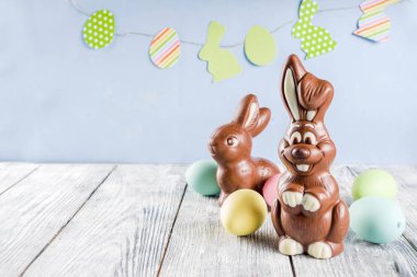 Bunny tavşan ve renkli yumurta, tatil şerit ve Lale çiçekler, ahşap arka plan üstten görünüm kopya alanı ile Paskalya kartpostal arka plan