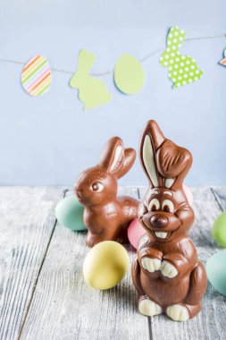 Bunny tavşan ve renkli yumurta, tatil şerit ve Lale çiçekler, ahşap arka plan üstten görünüm kopya alanı ile Paskalya kartpostal arka plan