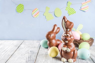 Bunny tavşan ve renkli yumurta, tatil şerit ve Lale çiçekler, ahşap arka plan üstten görünüm kopya alanı ile Paskalya kartpostal arka plan