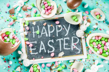 Renkli bahar easter tatlılar arka plan, çikolata yumurta, şeker şeker ve lokum bunny, Turkuaz Açık mavi beton renkli kopya alanı üstten görünüm