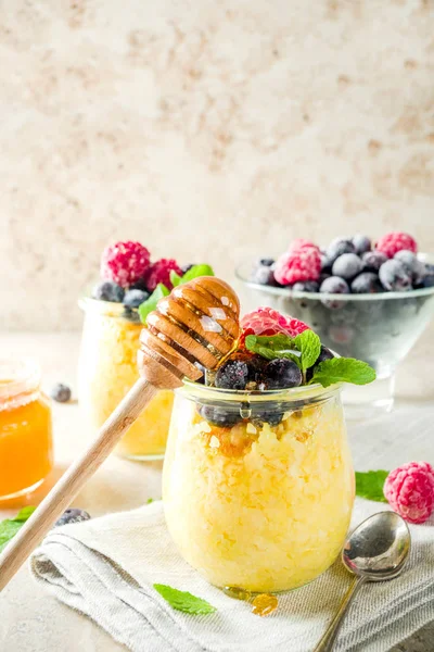 Gesunde Ernährung Gute Ideen Süße Frühstückspolenta Portionierten Gläsern Mit Frischen — Stockfoto