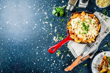 Kremalı makarna güveç pişmiş, fırında kıyma, İtalyan zemin sığır eti bolognese güveç, koyu mavi beton arka plan ile makarna kopyalama alanı