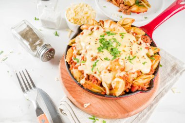 Kremalı makarna güveç pişmiş, fırında kıyma, İtalyan zemin sığır eti bolognese güveç, koyu mavi beton arka plan ile makarna kopyalama alanı