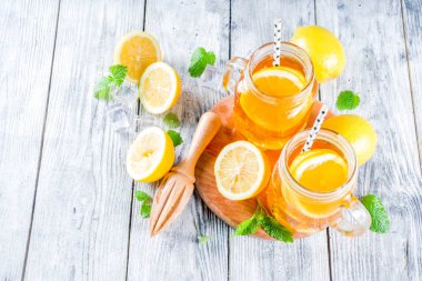 Buzlu yaz içeceği, limon dilimleri ile çay ve nane, rustik ahşap arka plan boşluk kopyalayın