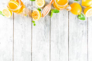 Buzlu yaz içeceği, limon dilimleri ile çay ve nane, rustik ahşap arka plan boşluk kopyalayın