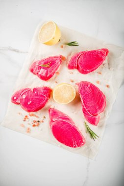 Arka plan kopya alanı üstten görünüm taze çiğ ton balığı biftek yemek, maddeler ile beyaz mermer