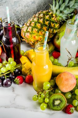 Farklı meyve suları smoothies kavramı, yaz vitaminler diyet, tropikal meyve ve çilek ile hafif bir arka plan üzerinde,