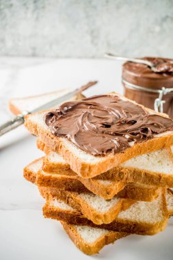 Çikolata ve fındıklı sandviç, kızarmış ekmek, beyaz mermer arka plan fotokopi alanı.