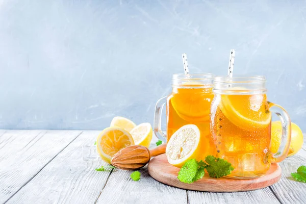 アイスの夏の飲み物 レモン スライスと紅茶 ミント 素朴な木製の背景コピー スペース — ストック写真