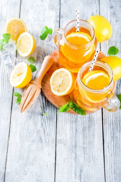 Eisgekühltes Sommergetränk Tee Mit Zitronenscheiben Und Minze Rustikaler Holzhintergrund Kopierraum — Stockfoto
