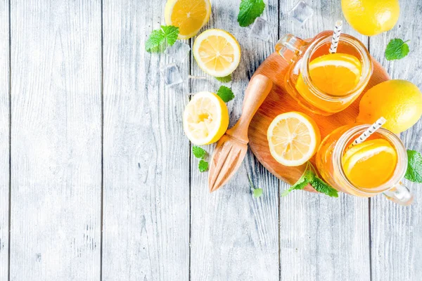 アイスの夏の飲み物 レモン スライスと紅茶 ミント 素朴な木製の背景コピー スペース — ストック写真