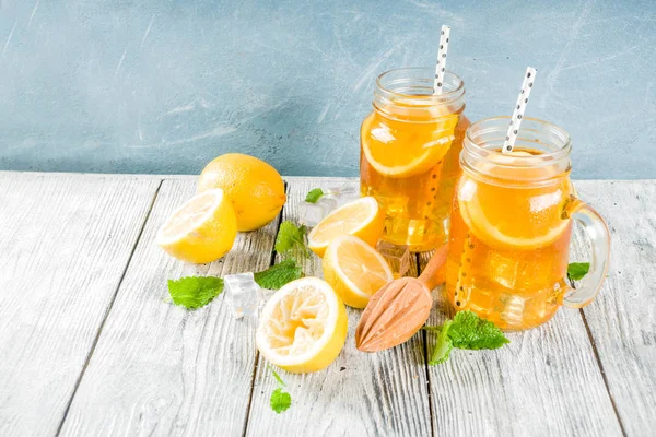 Eisgekühltes Sommergetränk Tee Mit Zitronenscheiben Und Minze Rustikaler Holzhintergrund Kopierraum — Stockfoto