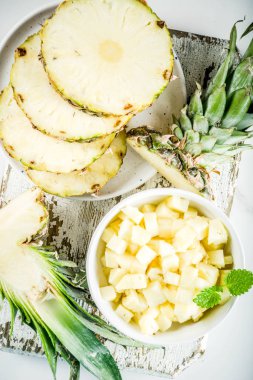 Taze ananas beyaz mermer zemin üstten görünüm kopya alanı üzerinde kase dilimlenmiş