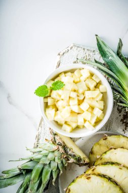 Taze ananas beyaz mermer zemin üstten görünüm kopya alanı üzerinde kase dilimlenmiş