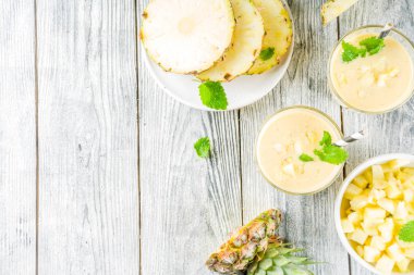 Ahşap masa, üstten görünüm kopya alanı taze ananas dilimleri ile ev yapımı ananas güler yüzlü