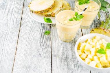 Ahşap masa, üstten görünüm kopya alanı taze ananas dilimleri ile ev yapımı ananas güler yüzlü