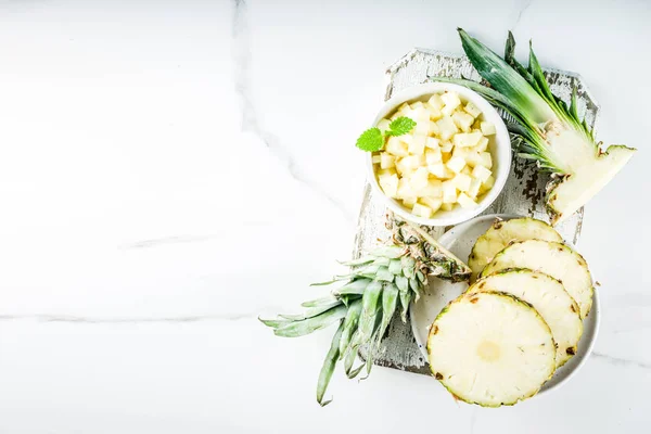 白い大理石の背景平面図コピー スペースに鉢に新鮮なパイナップルをスライス — ストック写真