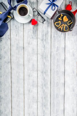 Babalar günü tatil kavramı, tebrik kartı arka plan ile sunar ve iyi bir baba için mektup yazıt krep, baba, ahşap arka plan kopya alanı üstten görünüm seviyorum