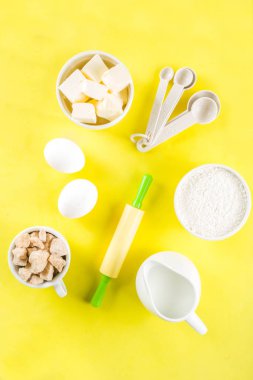 Sarı arka plan üzerinde fırın malzemeleri