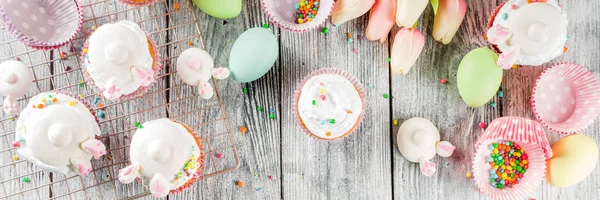 Pascua niños conejito cupcakes — Foto de Stock