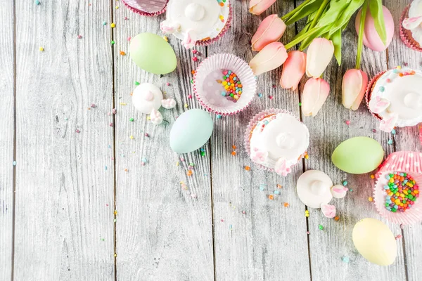 Pascua niños conejito cupcakes —  Fotos de Stock