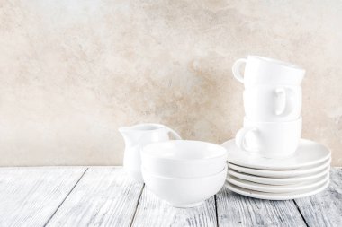 Temiz boş mutfak eşyaları yığını