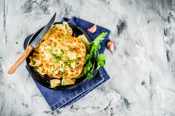 Cavolfiore arrosto intero fatto in casa — Foto Stock