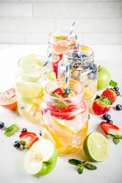 Olika frukt- och bärodlingar lemonad — Stockfoto