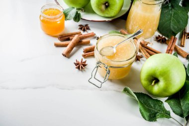 Ev yapımı elma reçel ya da sos