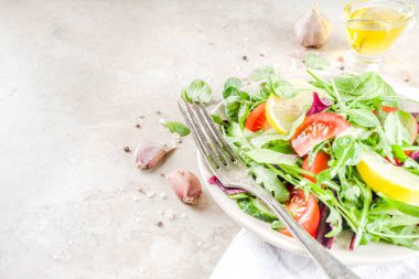 Bahar karışımı salata sebze ile