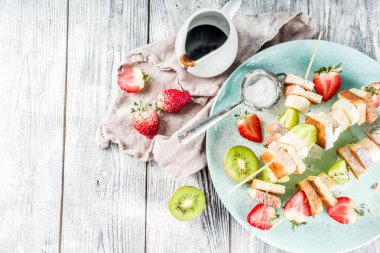 Meyve şiş şiş üzerinde 