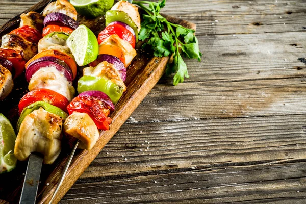 Spieße mit Hühnchen — Stockfoto