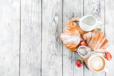 Kahve ve kruvasan kahvaltı konsepti