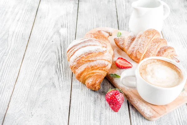 Frühstückskonzept mit Kaffee und Croissants — Stockfoto