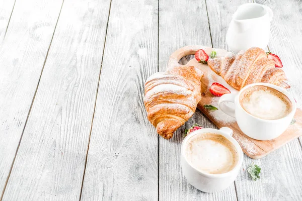 Concept petit déjeuner avec café et croissants — Photo