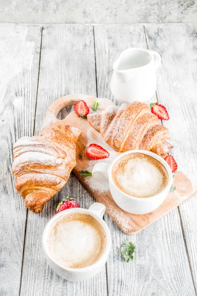 Ontbijt concept met koffie en croissants — Stockfoto