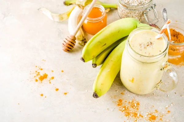 用香蕉、燕麦片和姜黄做冰沙 — 图库照片