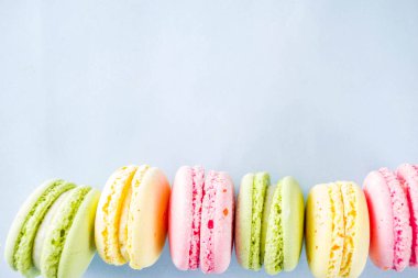 Parlak renkli macarons
