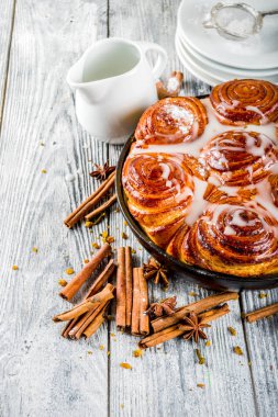 Şeker buzlanma ile tarçın rulo